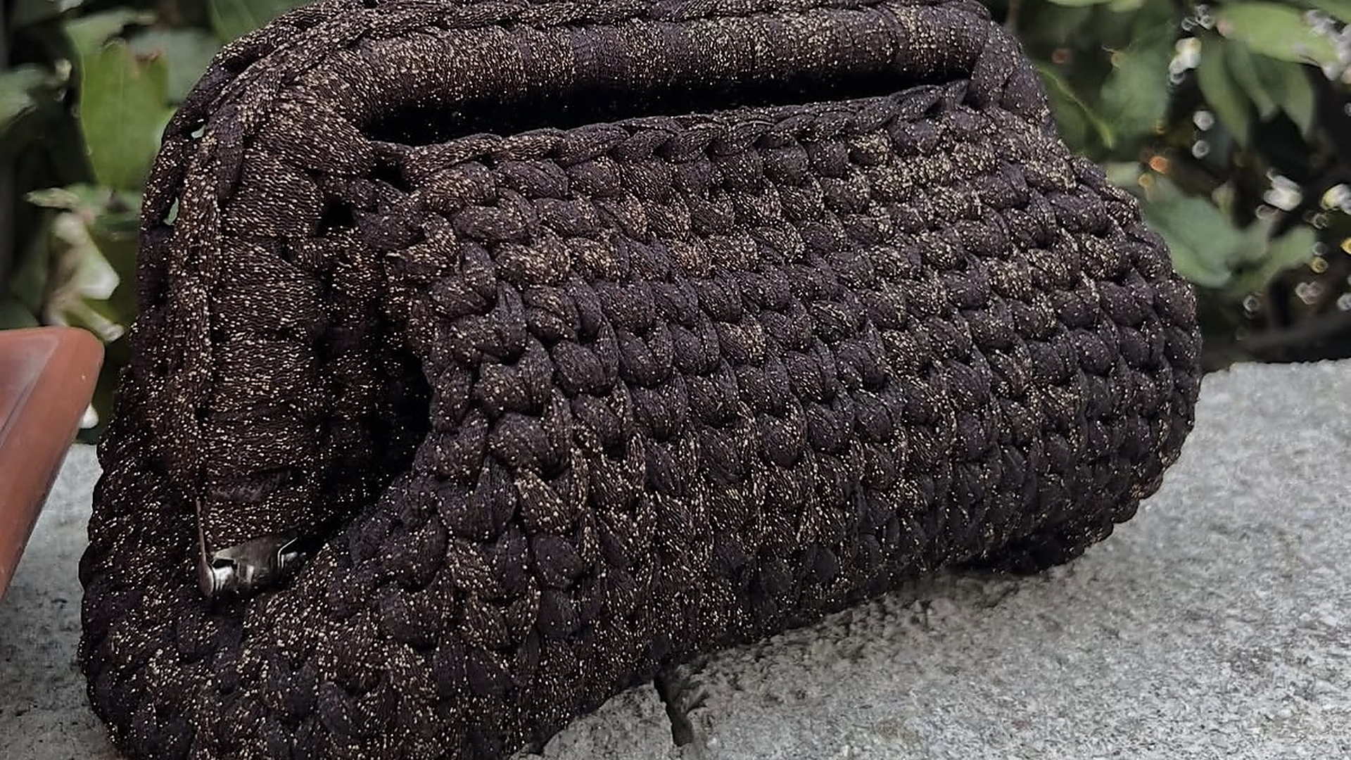 Dettaglio della borsa Sera: filato cioccolato con lurex dorato, alla luce naturale