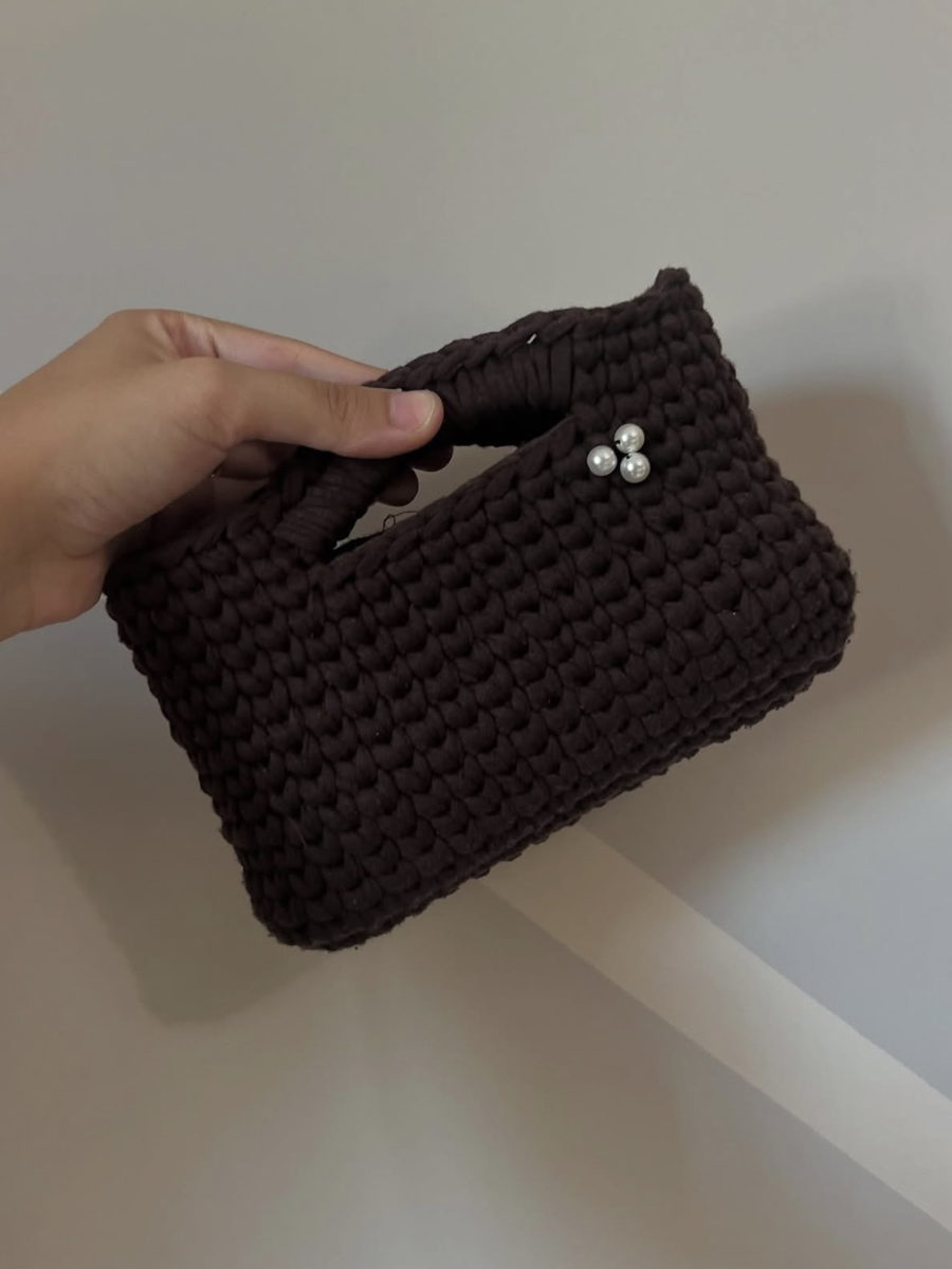 Perla: mini bag color cacao con manico rigido e tre perle bianche cucite a mano
