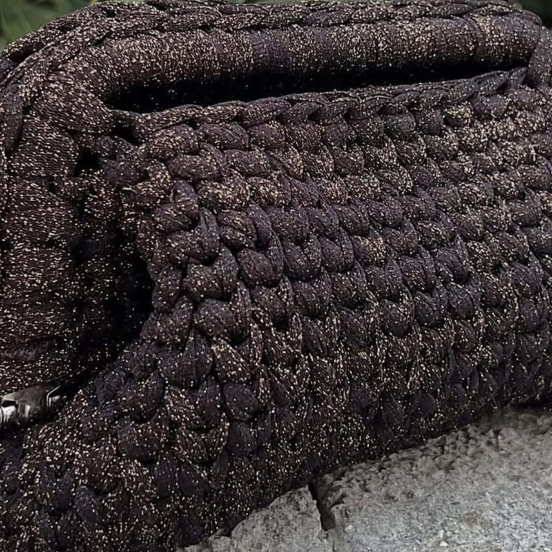 Il filo lurex dorato della borsa Sera che riflette la luce