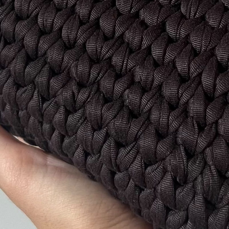Il fondo lavorato a mano della borsa Cacao