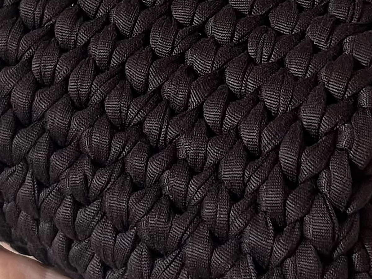 Dettaglio del punto a uncinetto sul filato cioccolato della borsa Cacao